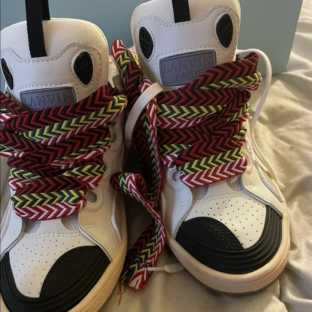 Curb sneaker